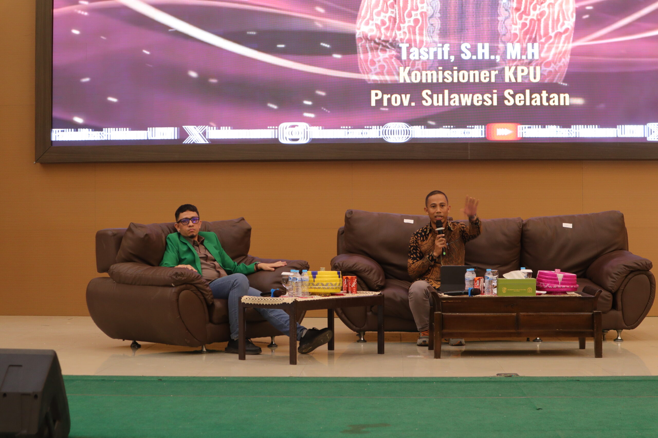 Tasrif-KPU-Sulsel-Inspirasi-Mahasiswa-Baru-FH-UMI-tentang-Demokrasi-dan-Kepemimpinan